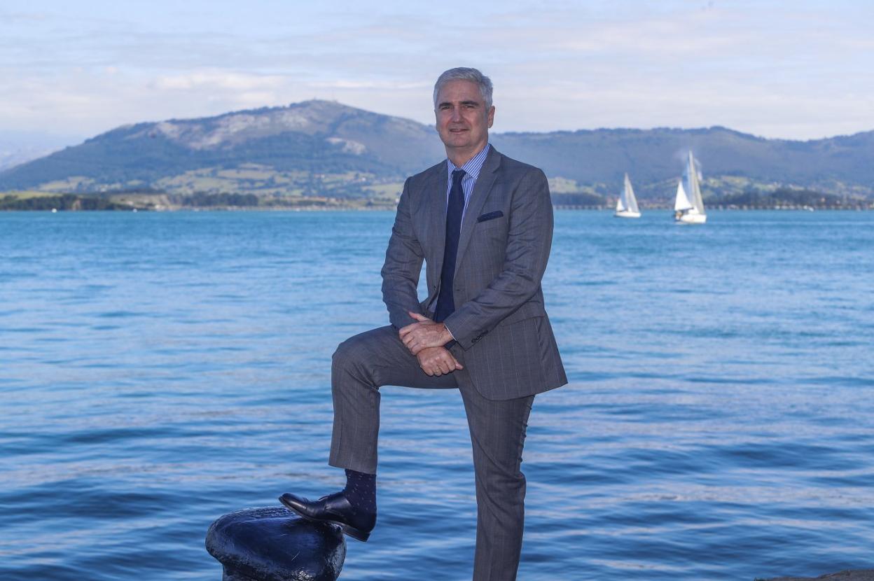 El embajador brasileño, Orlando Leite Ribeiro, el Centro Botín, con la bahía a sus espaldas.