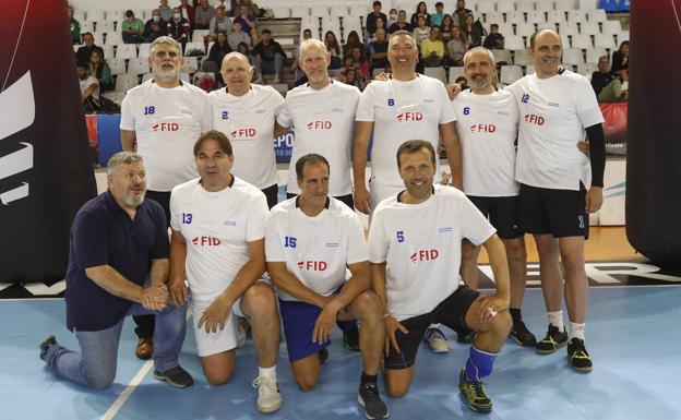 Imagen principal - Arriba, Melo, Cabanas, Olson, Chechu Fernández, Villaldea, Hombrados, Julián Ruiz, Luisón, Reñones y Domínguez. Abajo, Villaldea, Cabanas, Julián y Melo, en el banquillo. Y Juan Domínguez, en el partido.