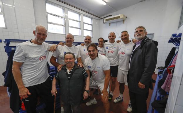 Imagen. Todos posaron en el vestuario junto a Chema, el utillero de aquel Teka campeón de Europa.