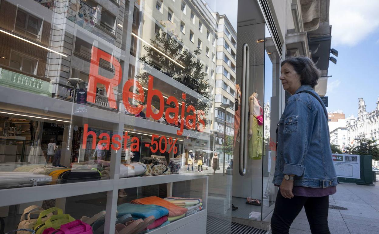 Una mujer accede a una tienda de la capital cántabra durante el periodo de rebajas.