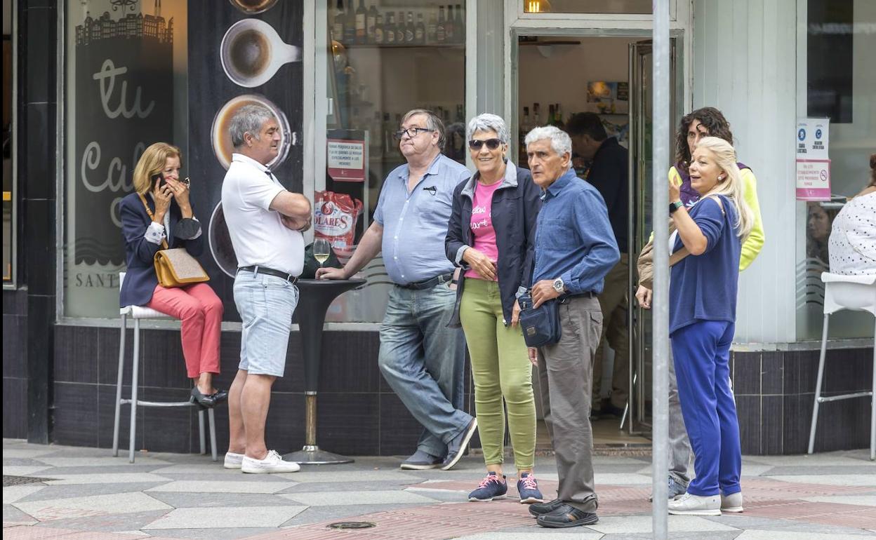 La incidencia del covid vuelve a niveles de mayo y roza los 900 casos en Cantabria