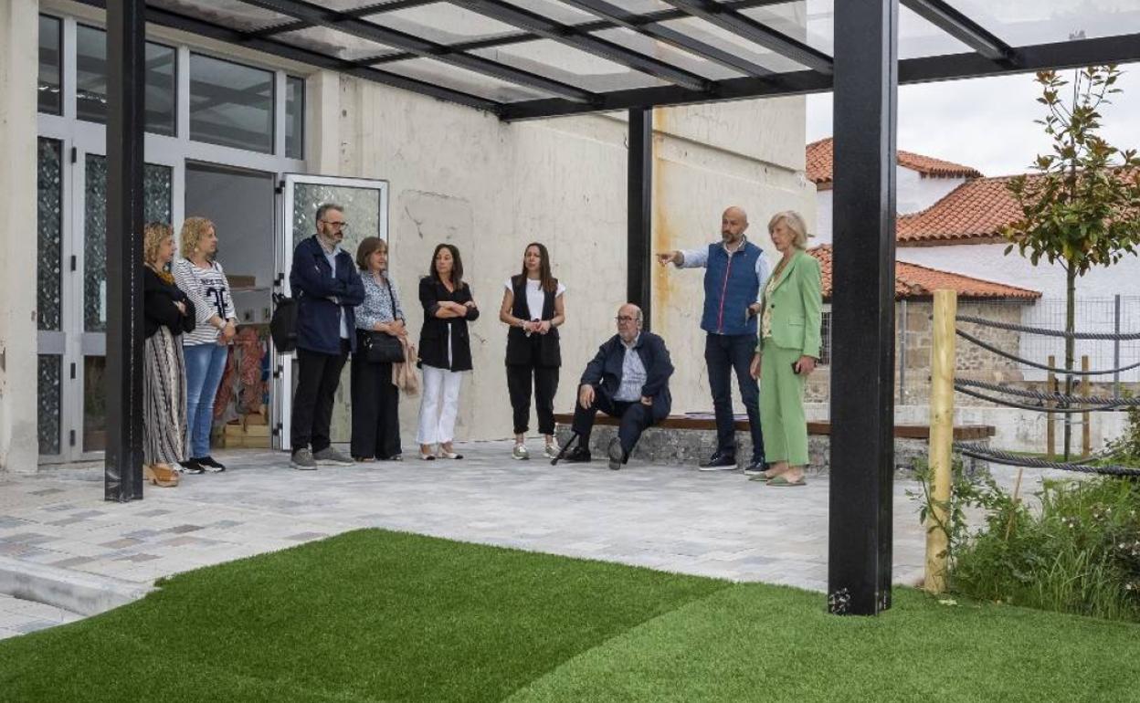 Visita de Lombó al colegio de Vargas.