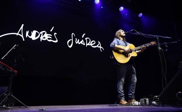 Andrés Suárez durante uno de sus últimos conciertos en Cantabria.