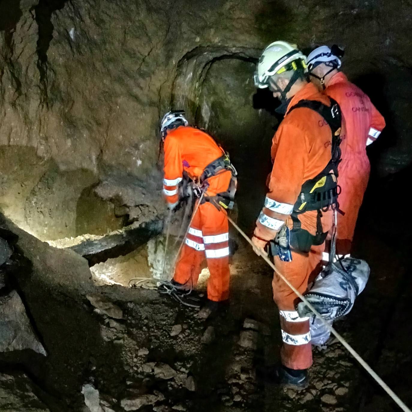 Bomberos asegurando el equipo de rescate en la boca del pozo de Udías.