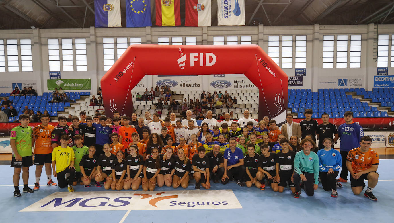 Los mitos del balonmano de Cantabria posaron con los chavales para la foto de familia. 