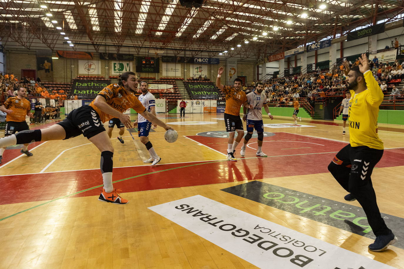 El equipo cántabro durante un partido de la temporada.