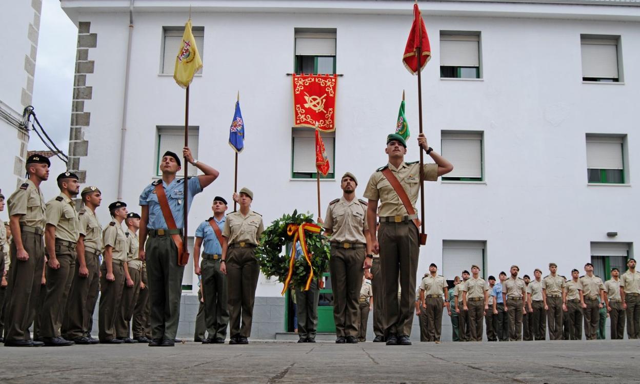 Los soldados, durante la ofrenda floral a los caídos por España. 