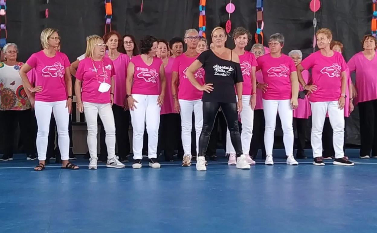 Gema Subirana con las mujeres de 'Cantabria en Rosa'.