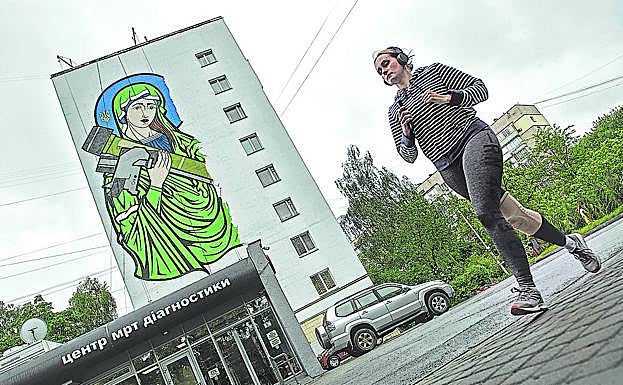 Santa 'Javelin'. Una 'madona' ortodoxa con un misil antitanque decora un edificio de la capital.