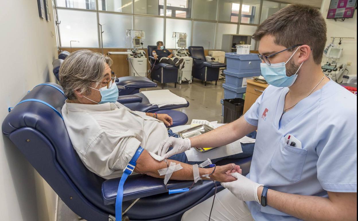 Un hombre dona sangre en el Banco de Sangre del Hospital Universitario Marqués de Valdecilla.