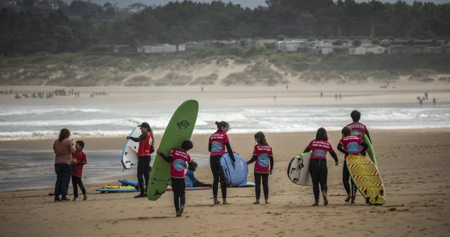 Lo primero, llegar a la playa con la tabla para familiarizarse con ella.