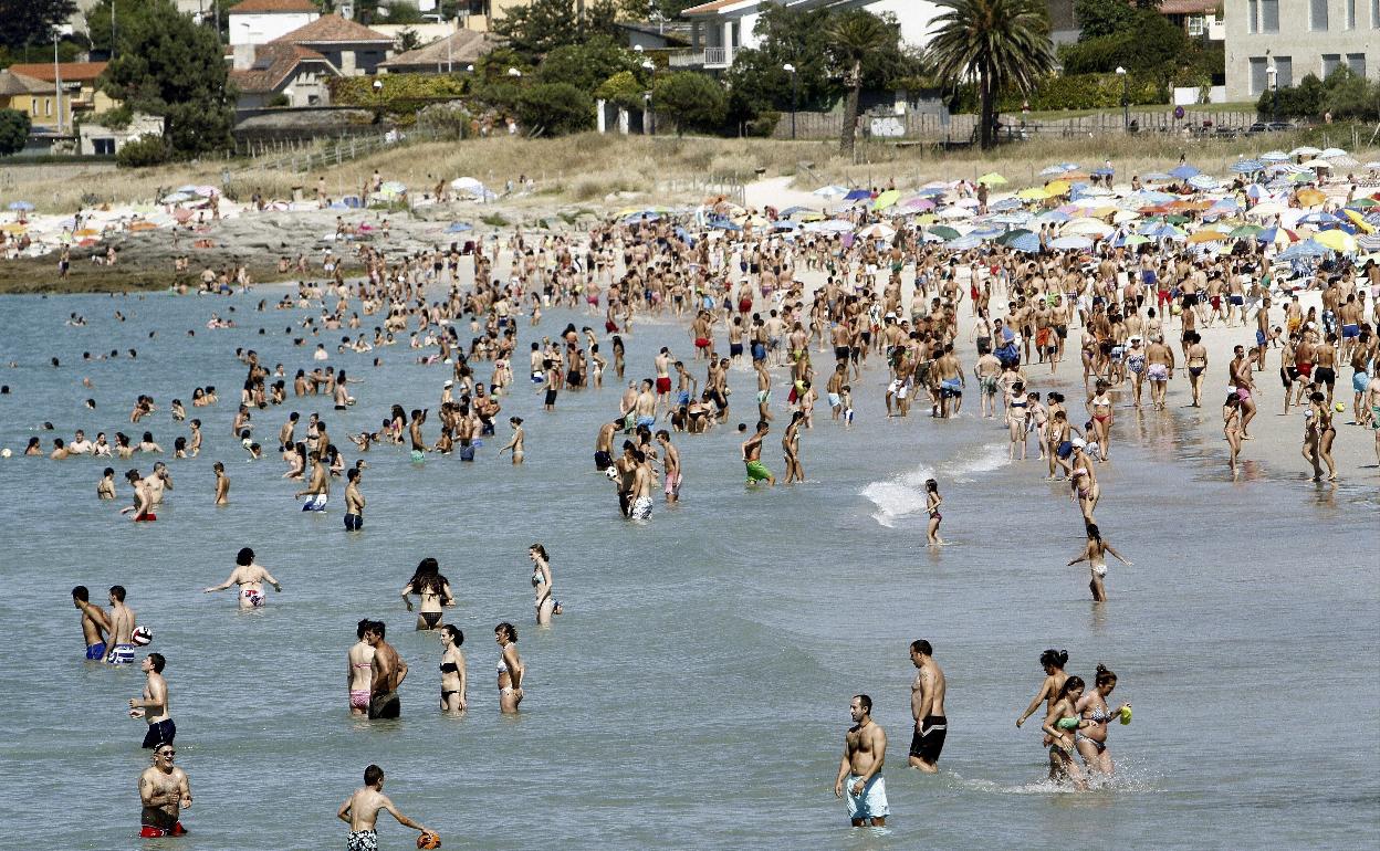 Bañistas en una playa de las Rías Baixas de Vigo (Pontevedra). Salvador Sas.