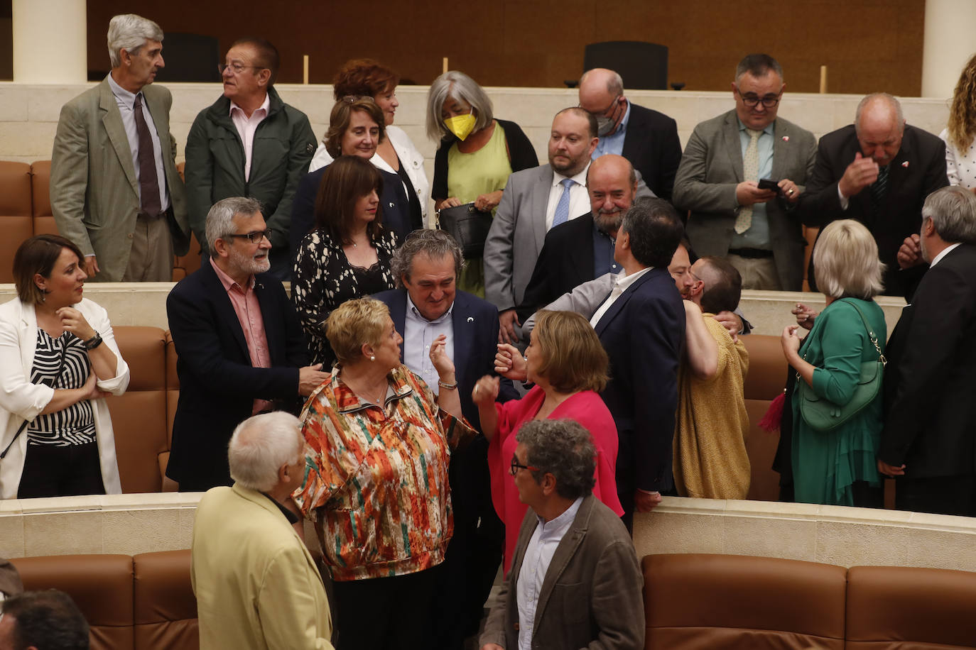 Los diputados de hoy y de anteriores legislaturas, antes de posar para la foto de familia.