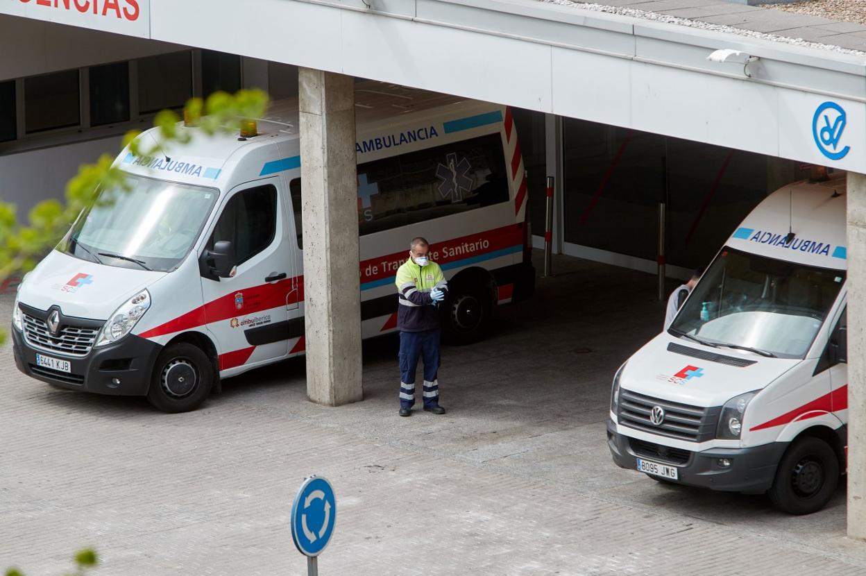 Ambulancias del transporte sanitario programado, a la entrada de Rehabilitación de Valdecilla. 