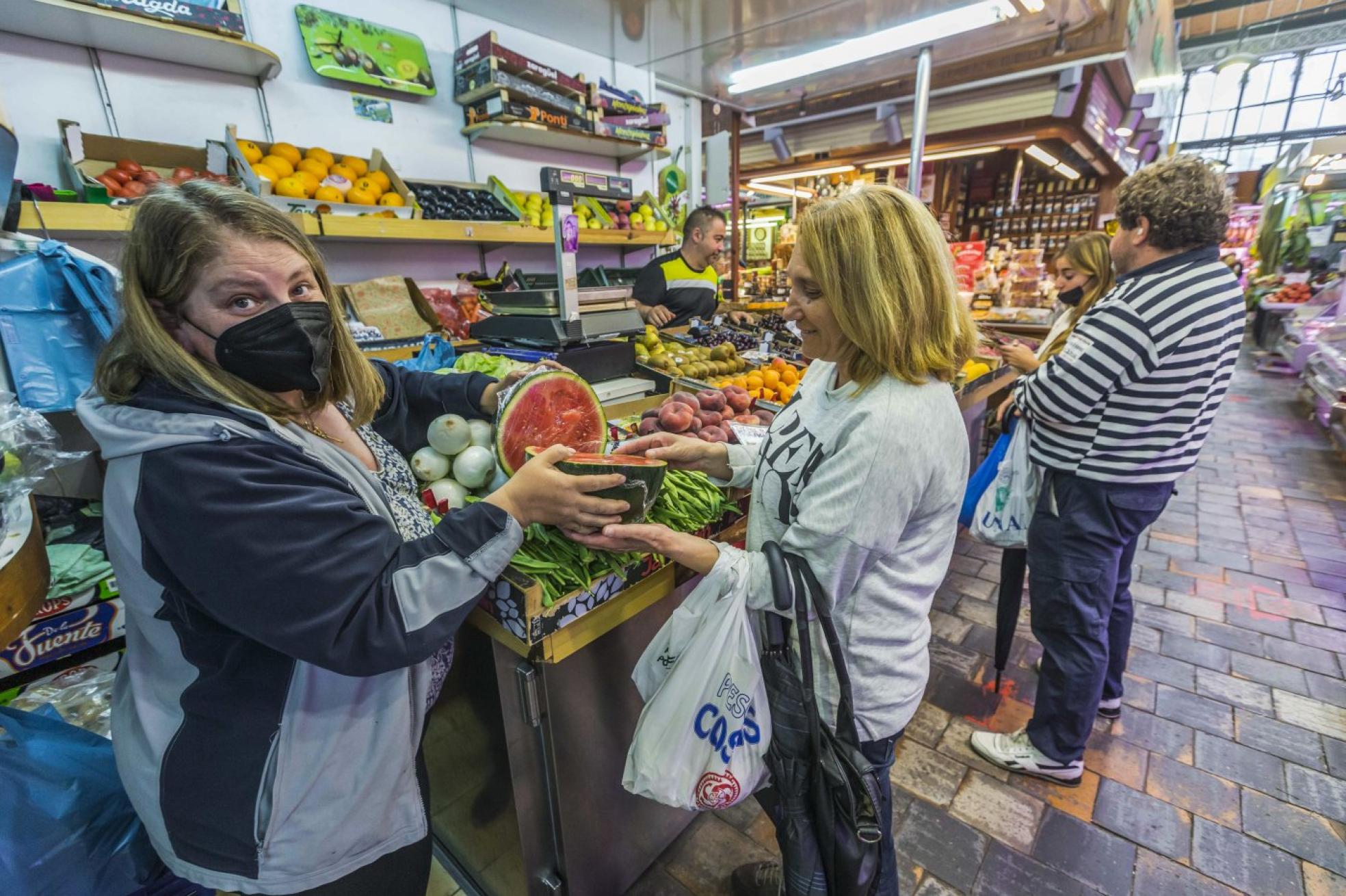 Los clientes de Frutas Mónica compran sandía a 2,50 euros el kilo.