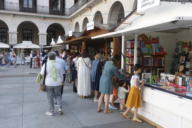 La inaguración de la feria tuvo un carácter multitudinario.