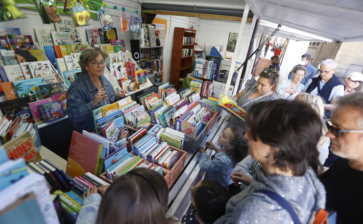 Numerosos lectores se han acercado a la Plaza Porticada con motivo de la inauguración.