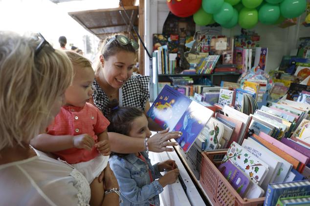 La inaguración de la feria tuvo un carácter multitudinario.