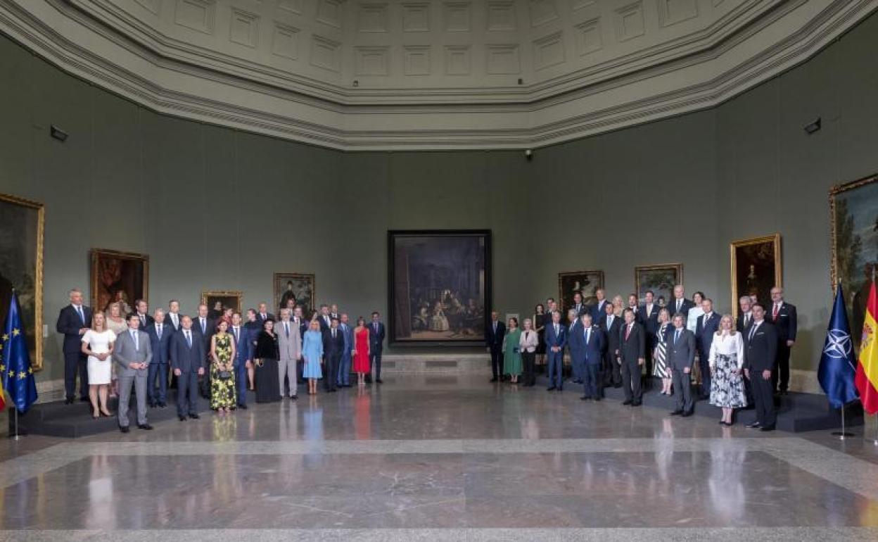 Foto de familia de los jefes de Estado y jefes de Gobierno que participan en la cumbre de la OTAN.