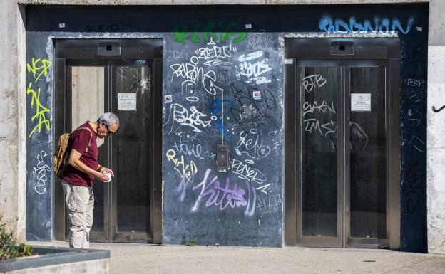 El itinerario tiene numerosas pintadas y grafitis en la fachada.