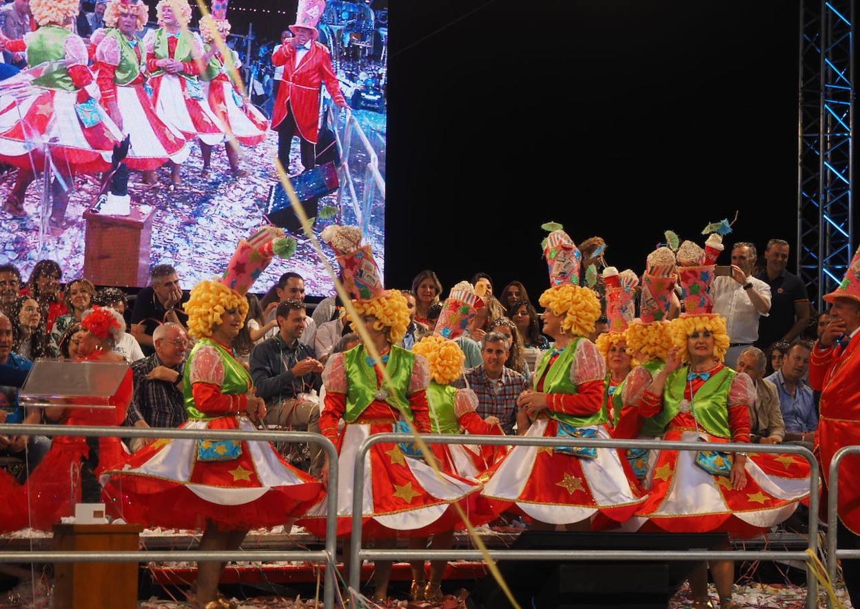 El desfile de carrozas es el eje central de la fiesta. 