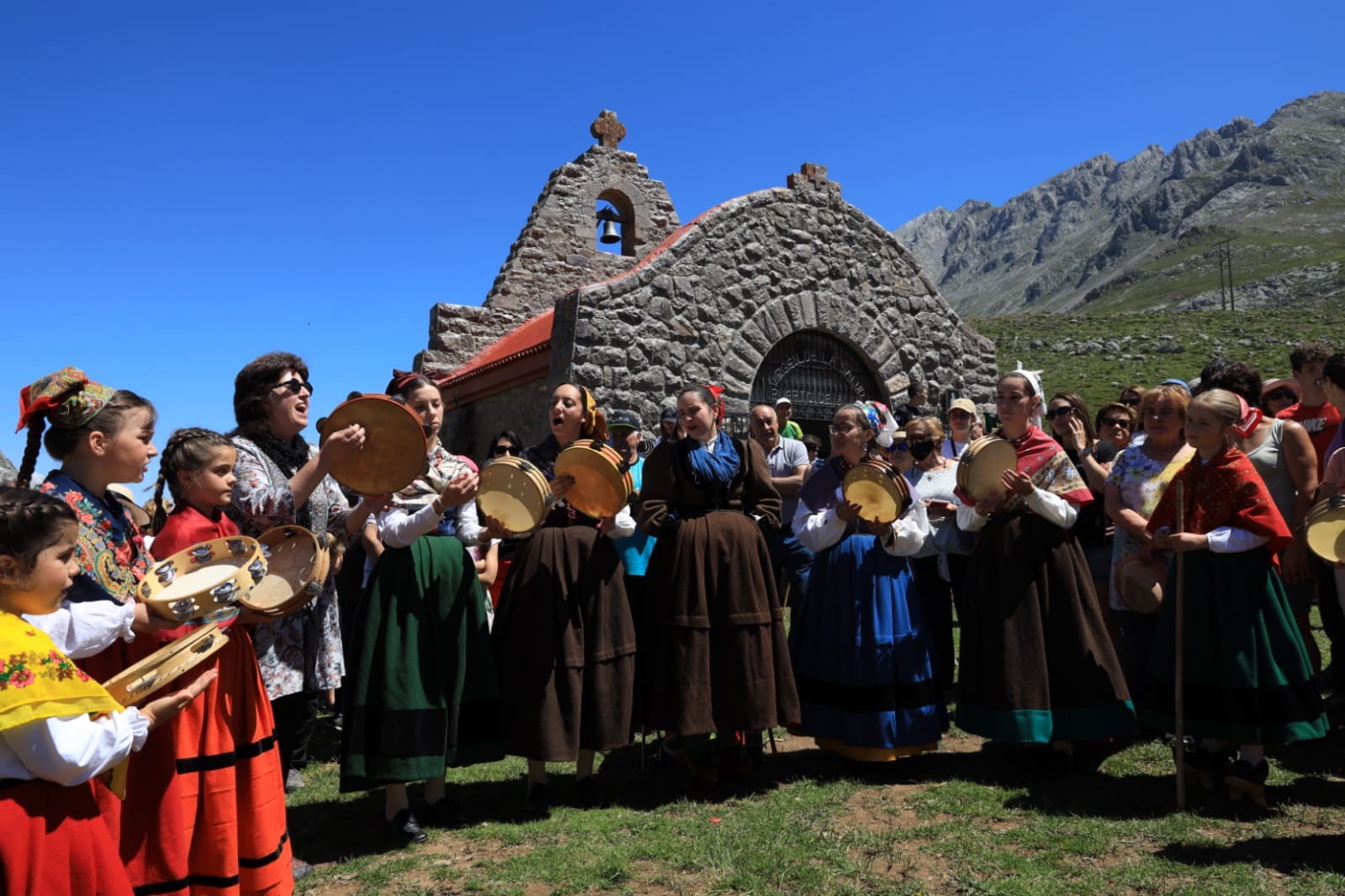 Cientos de romeros participaron en la fiesta de la Virgen de la Salud en Áliva. 