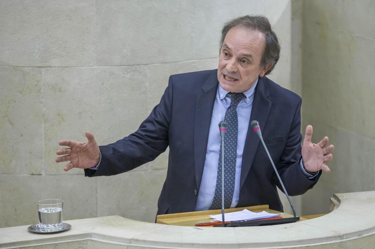 El diputado socialista García-Oliva, durante una intervención en la tribuna del Parlamento cántabro.