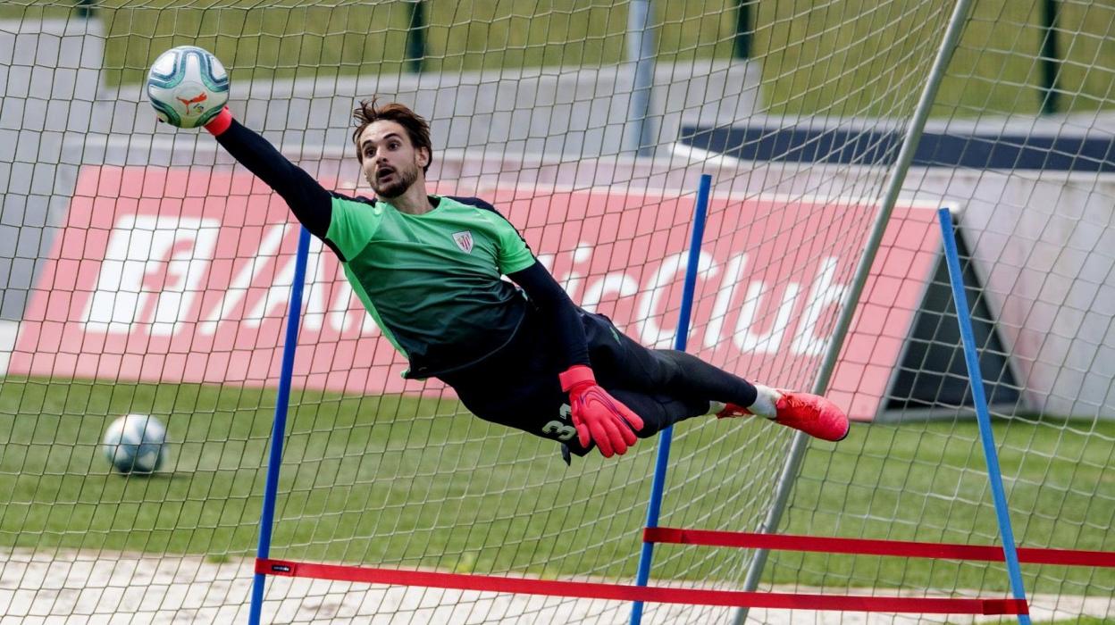 Jokin Ezkieta se estira en la portería para atajar el balón durante un entrenamiento en Lezama con el Athletic. 