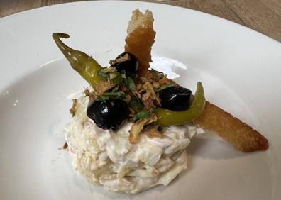 Imagen secundaria 1 - Arriba, garbanzos con callos y morcilla. Abajo, ensaladilla rusa y tarta de queso.