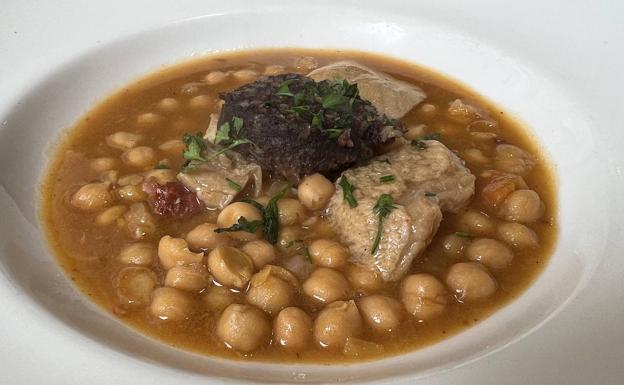Imagen principal - Arriba, garbanzos con callos y morcilla. Abajo, ensaladilla rusa y tarta de queso.