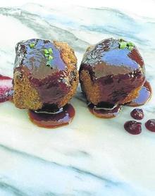 Imagen secundaria 2 - Bonito con salsa agridulce y fritos de rabo de toro con barbacoa. 