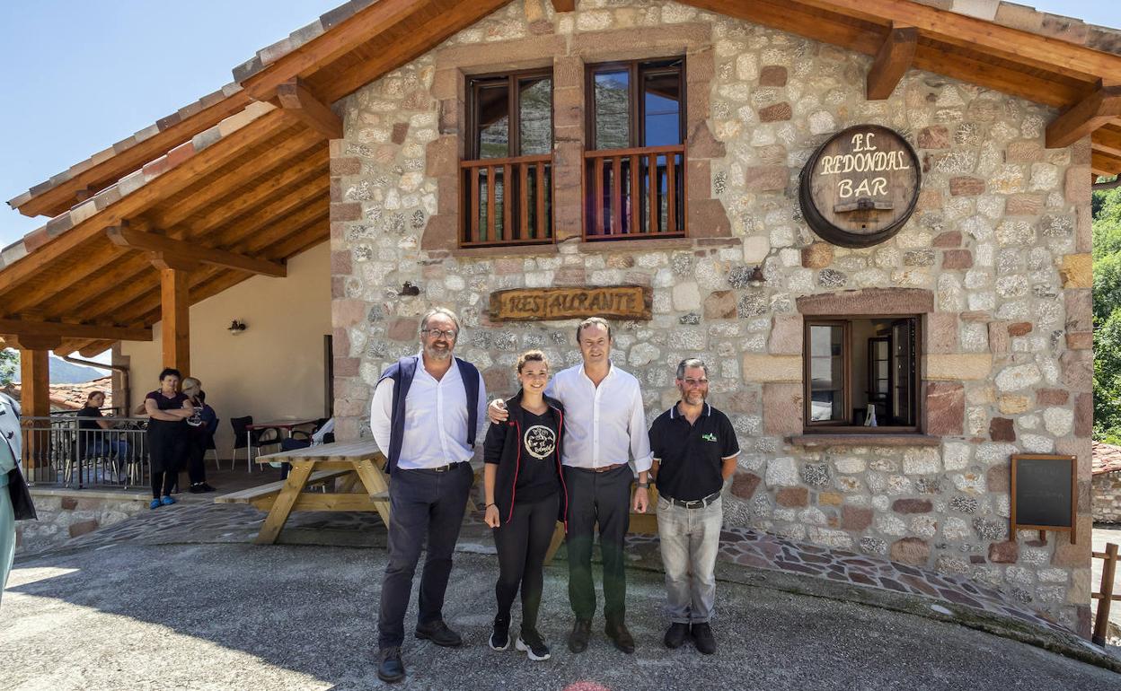 El nuevo negocio abierto en la localidad ubicada a mayor altura de Cantabria. En la imagen, la propietaria con el consejero Guillermo Blanco y los alcaldes de Vega de Liébana y Tresviso.