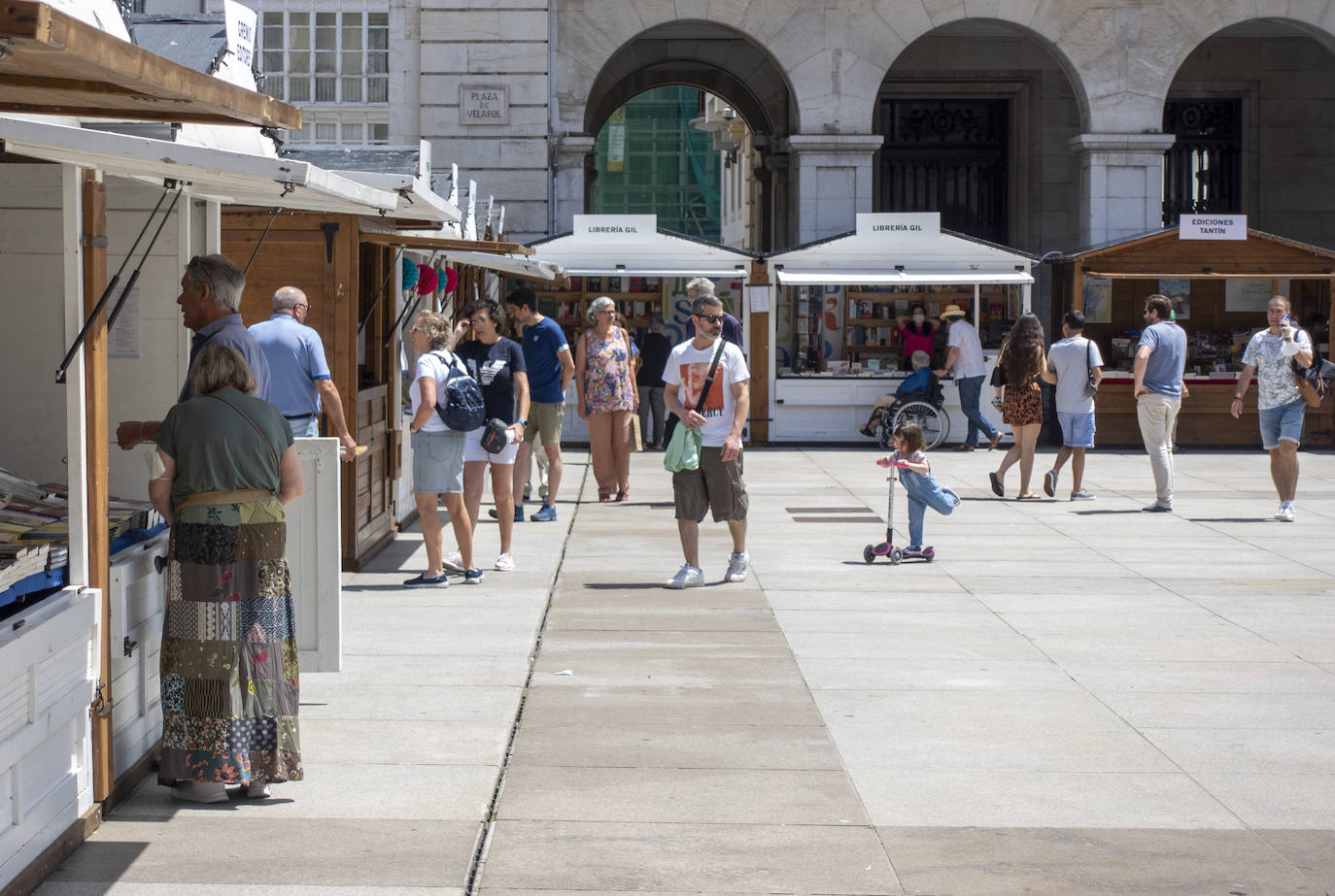 Fotos: Imágenes de la Feria del Libro de Santander, este sábado