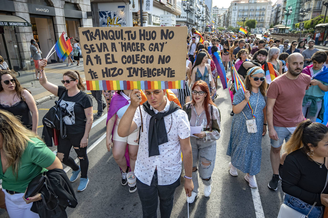 Cientos de personas se han sumado este sábado por la tarde a la manifestación en Santander del Día del Orgullo LGTBI+, en un ambiente reivindicativo y festivo desde la Plaza de Numancia a la de Alfonso XXIII.