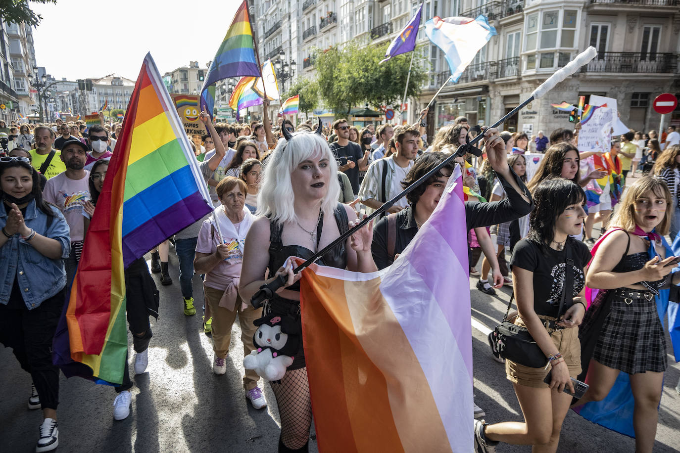 Cientos de personas se han sumado este sábado por la tarde a la manifestación en Santander del Día del Orgullo LGTBI+, en un ambiente reivindicativo y festivo desde la Plaza de Numancia a la de Alfonso XXIII.