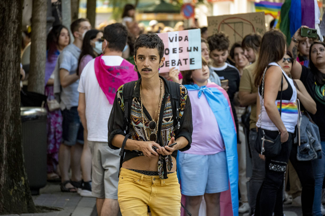 Cientos de personas se han sumado este sábado por la tarde a la manifestación en Santander del Día del Orgullo LGTBI+, en un ambiente reivindicativo y festivo desde la Plaza de Numancia a la de Alfonso XXIII.