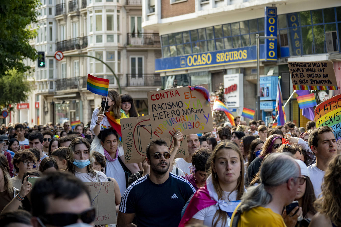 Cientos de personas se han sumado este sábado por la tarde a la manifestación en Santander del Día del Orgullo LGTBI+, en un ambiente reivindicativo y festivo desde la Plaza de Numancia a la de Alfonso XXIII.