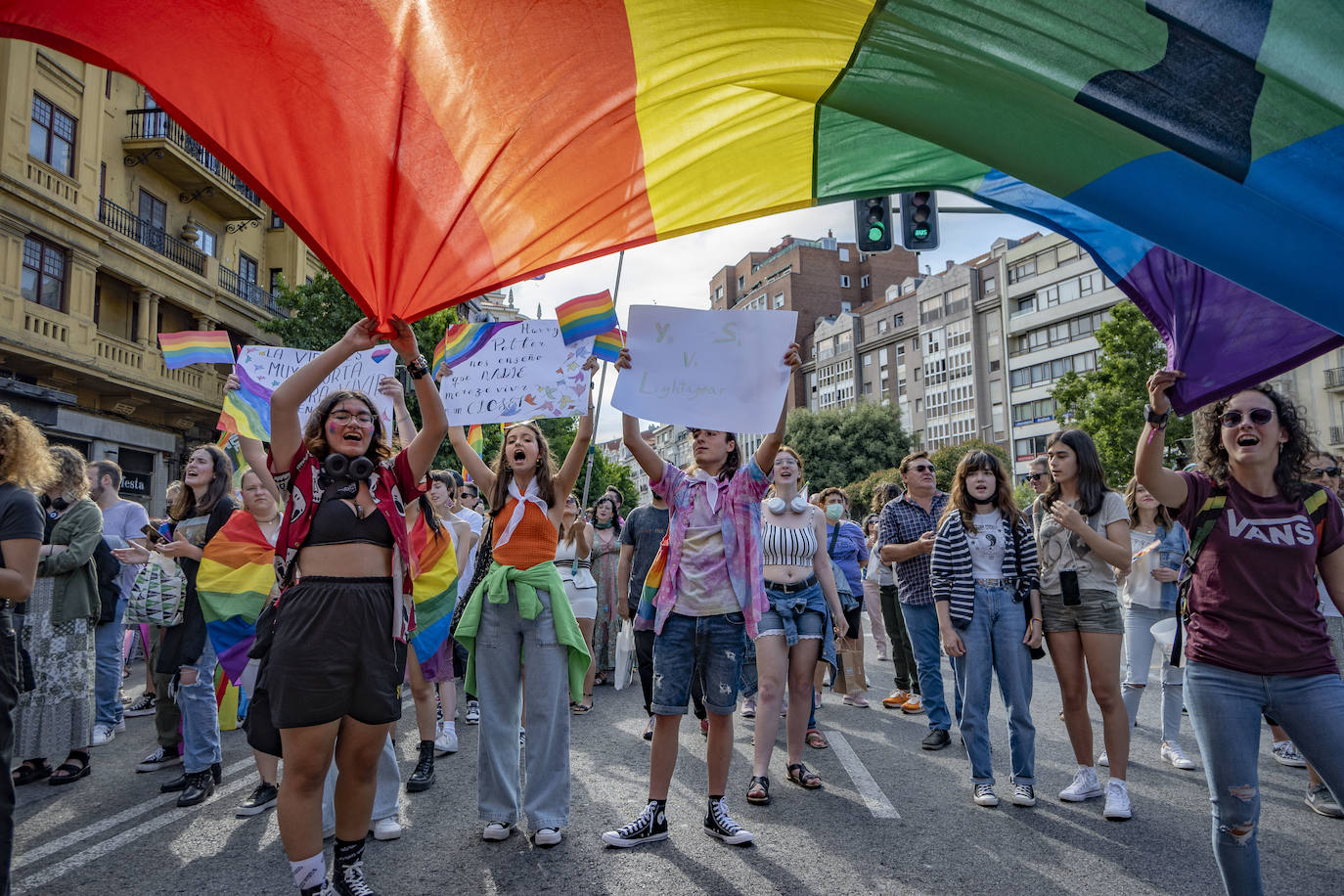 Cientos de personas se han sumado este sábado por la tarde a la manifestación en Santander del Día del Orgullo LGTBI+, en un ambiente reivindicativo y festivo desde la Plaza de Numancia a la de Alfonso XXIII.