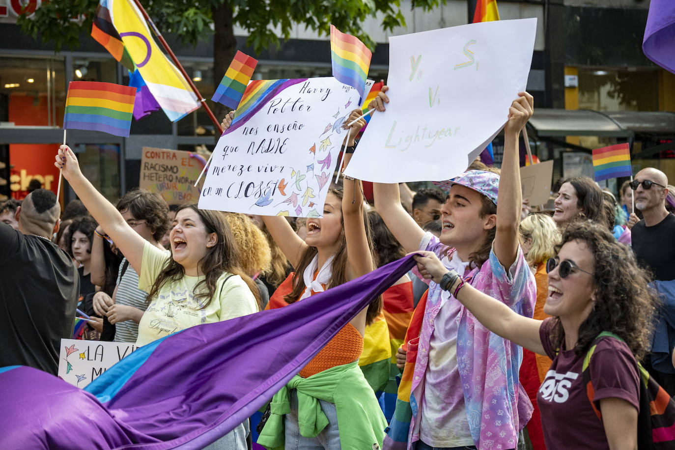 Cientos de personas se han sumado este sábado por la tarde a la manifestación en Santander del Día del Orgullo LGTBI+, en un ambiente reivindicativo y festivo desde la Plaza de Numancia a la de Alfonso XXIII.