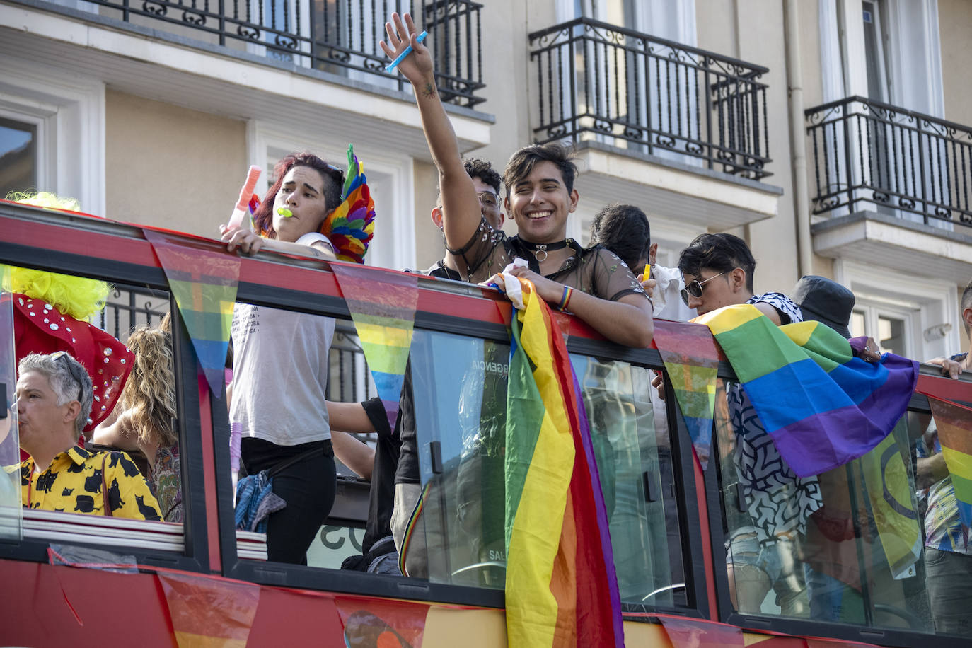 Cientos de personas se han sumado este sábado por la tarde a la manifestación en Santander del Día del Orgullo LGTBI+, en un ambiente reivindicativo y festivo desde la Plaza de Numancia a la de Alfonso XXIII.