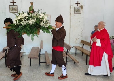 Imagen secundaria 1 - Procesión con el Ramo y la imagen de San Pedro y pinado de la Obera 