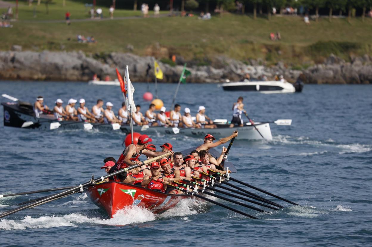 Castro, en primer término, y Pedreña, al fondo, en la segunda tanda de la regata de este sábado en Castro Urdiales. 