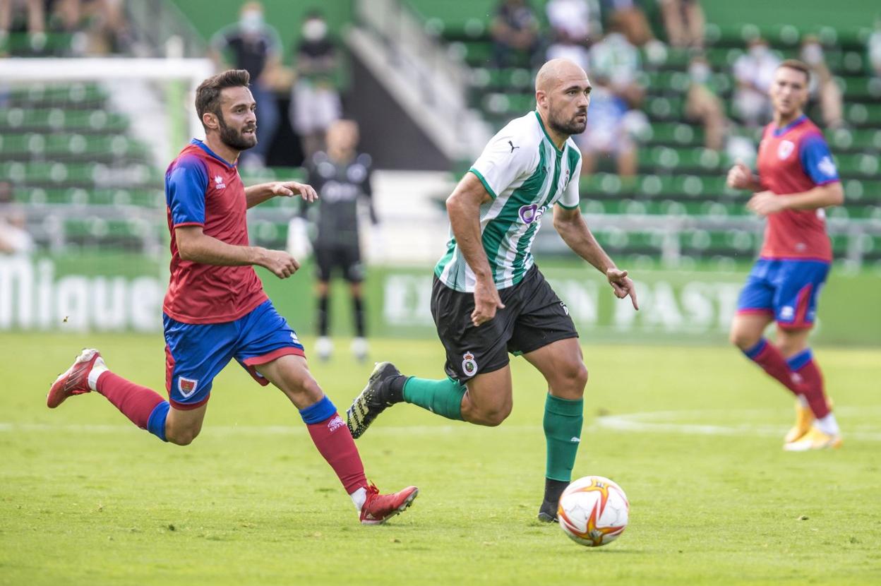 Unai Medina, en el partido ante el Numancia que el Racing disputó la pretemporada pasada.