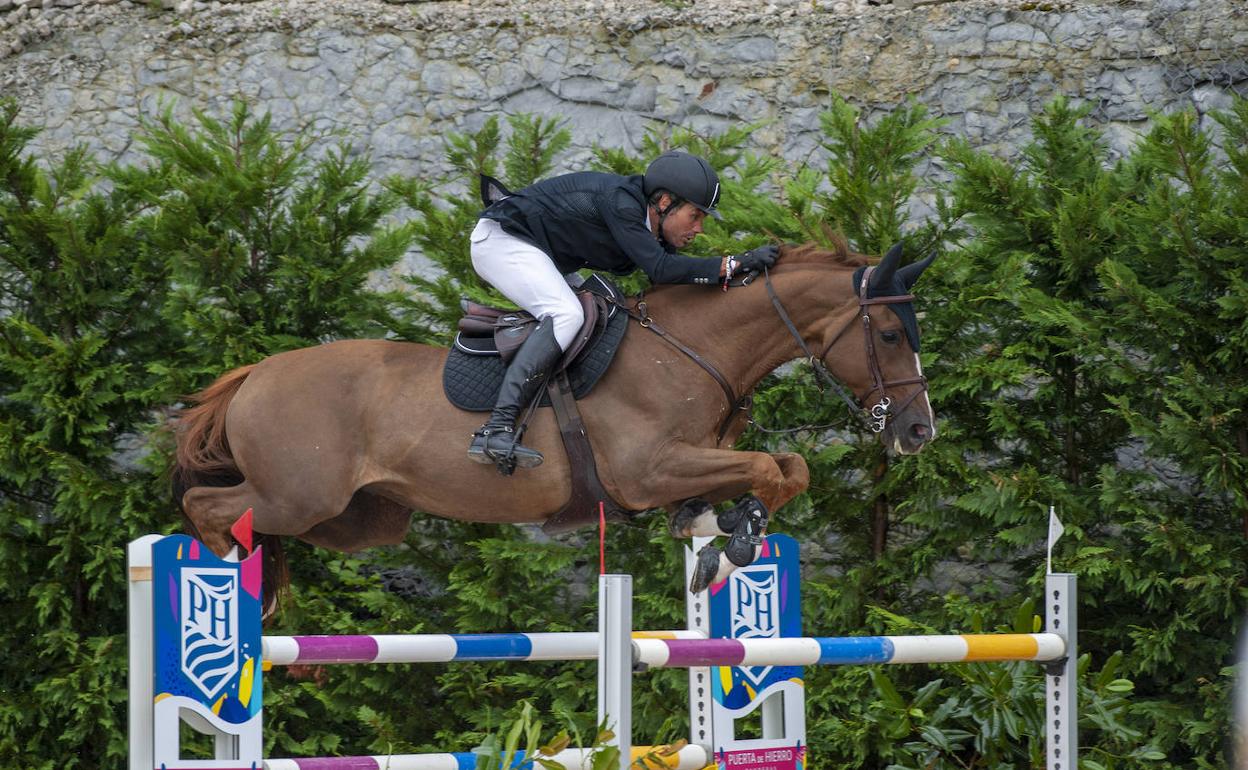 El cántabro Borja Villalón con 'Baltazar D Z', en uno de los saltos en el Gran Premio Cantabria Infinita. 