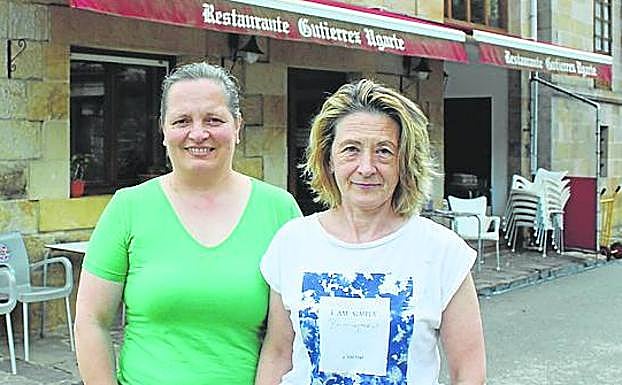 Mari Ángeles y Carmen, delante del local que abrió sus puertas en el año 1994. 