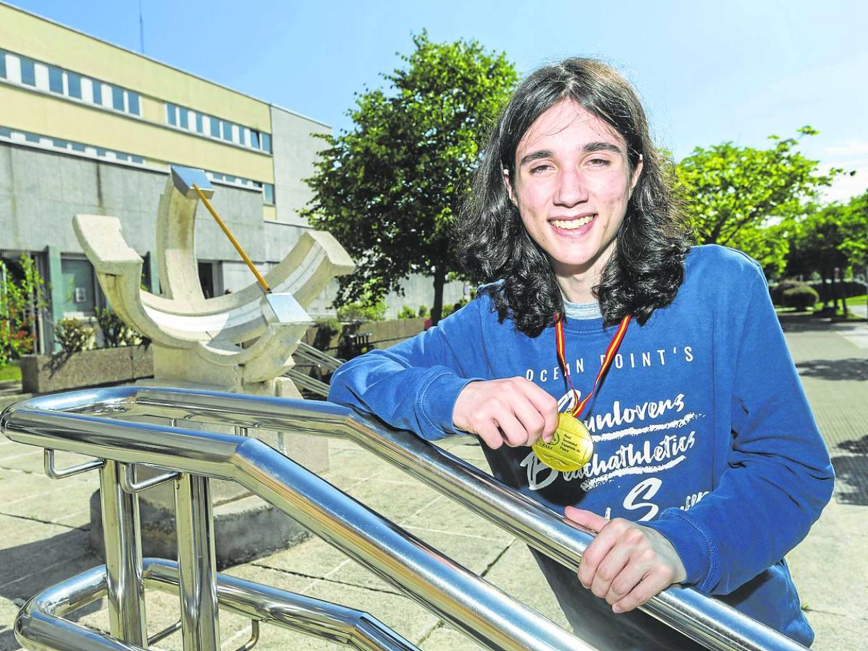 Hugo Fernández Becerro, ante la Facultad de Ciencias de la Universidad de Cantabria (UC). 