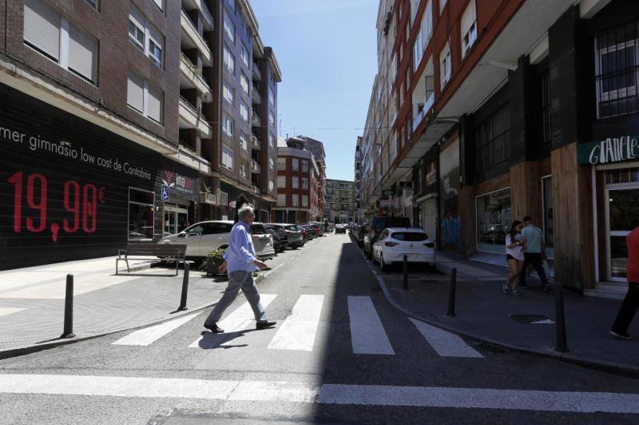 Vecinos pasean por la calle Berta Perogordo, la segunda propuesta del Ayuntamiento de Torrelavega para reubicar las oficinas de los partidos. 