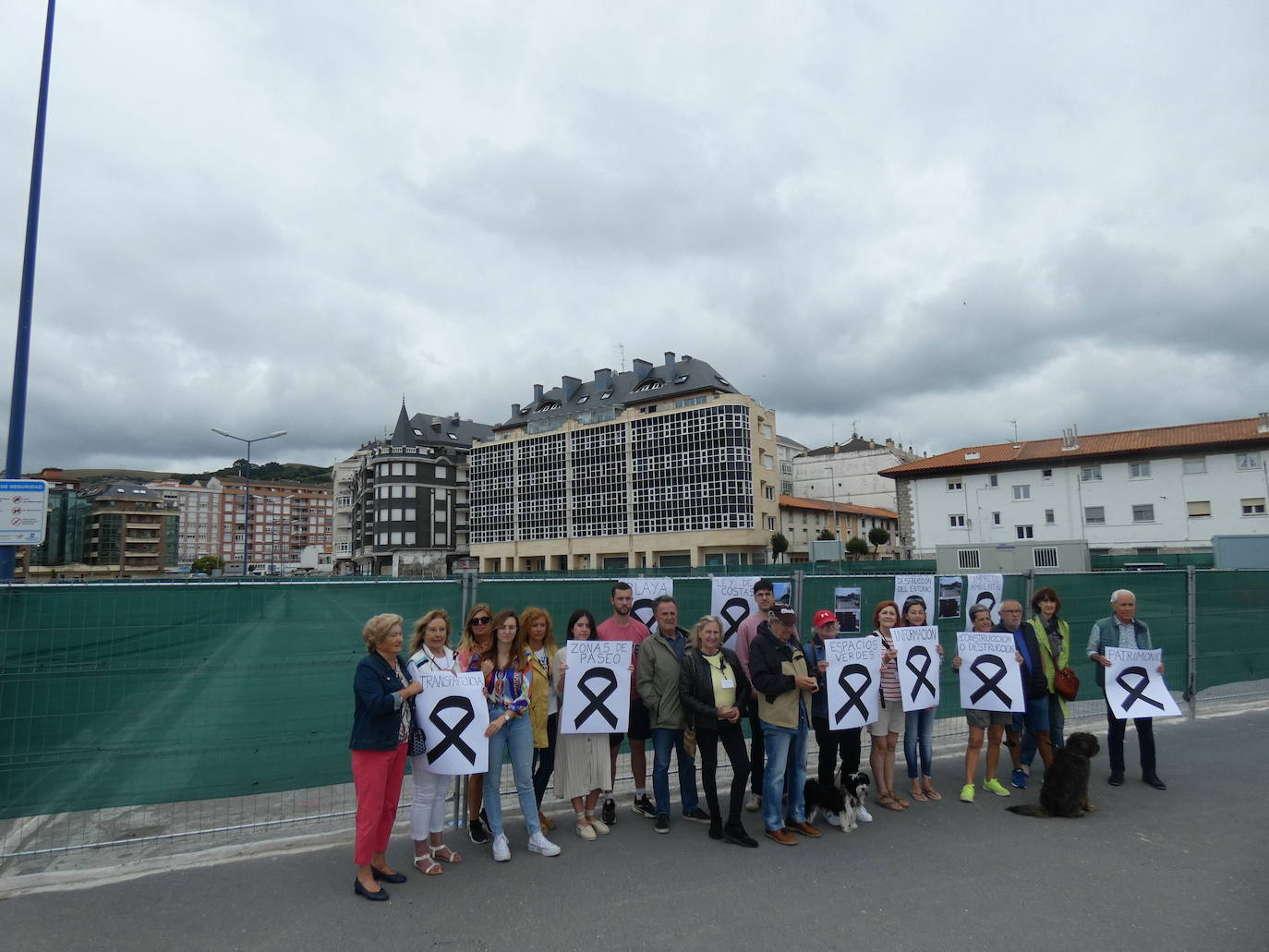 Grupo de vecinos que se han manifestado con lazos negros contra la construcción del centro. 