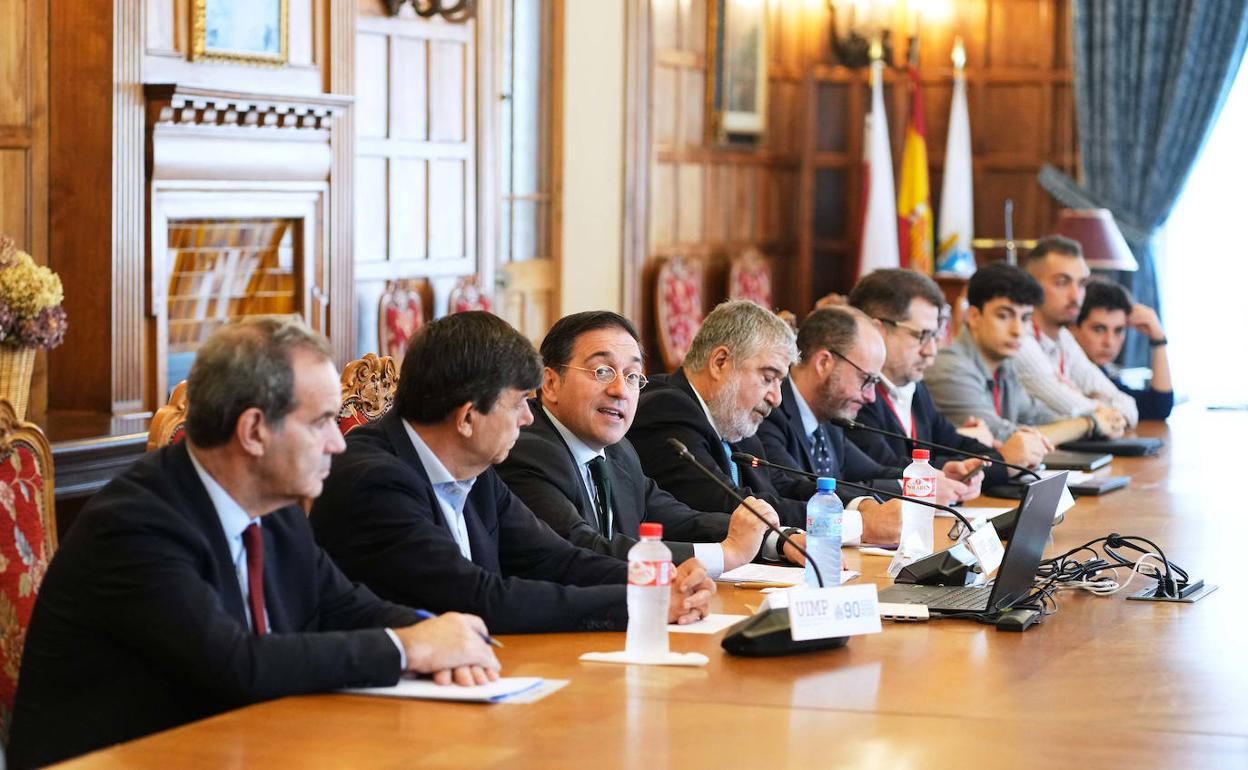 El ministro José Manuel Albares, durante su intervención en la UIMP. 