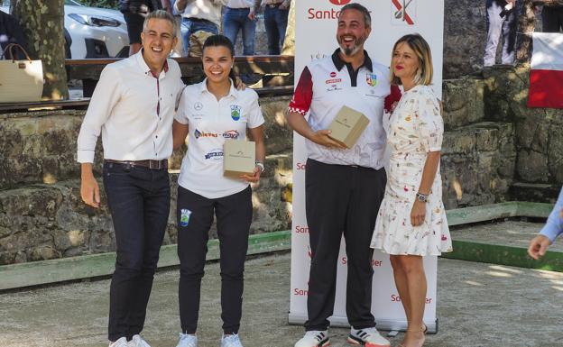 Imagen principal - En la foto superior, los premiados con el vicepresidente de Cantabria. En el medio, los jugadores y en la inferior, Marta Castillo.